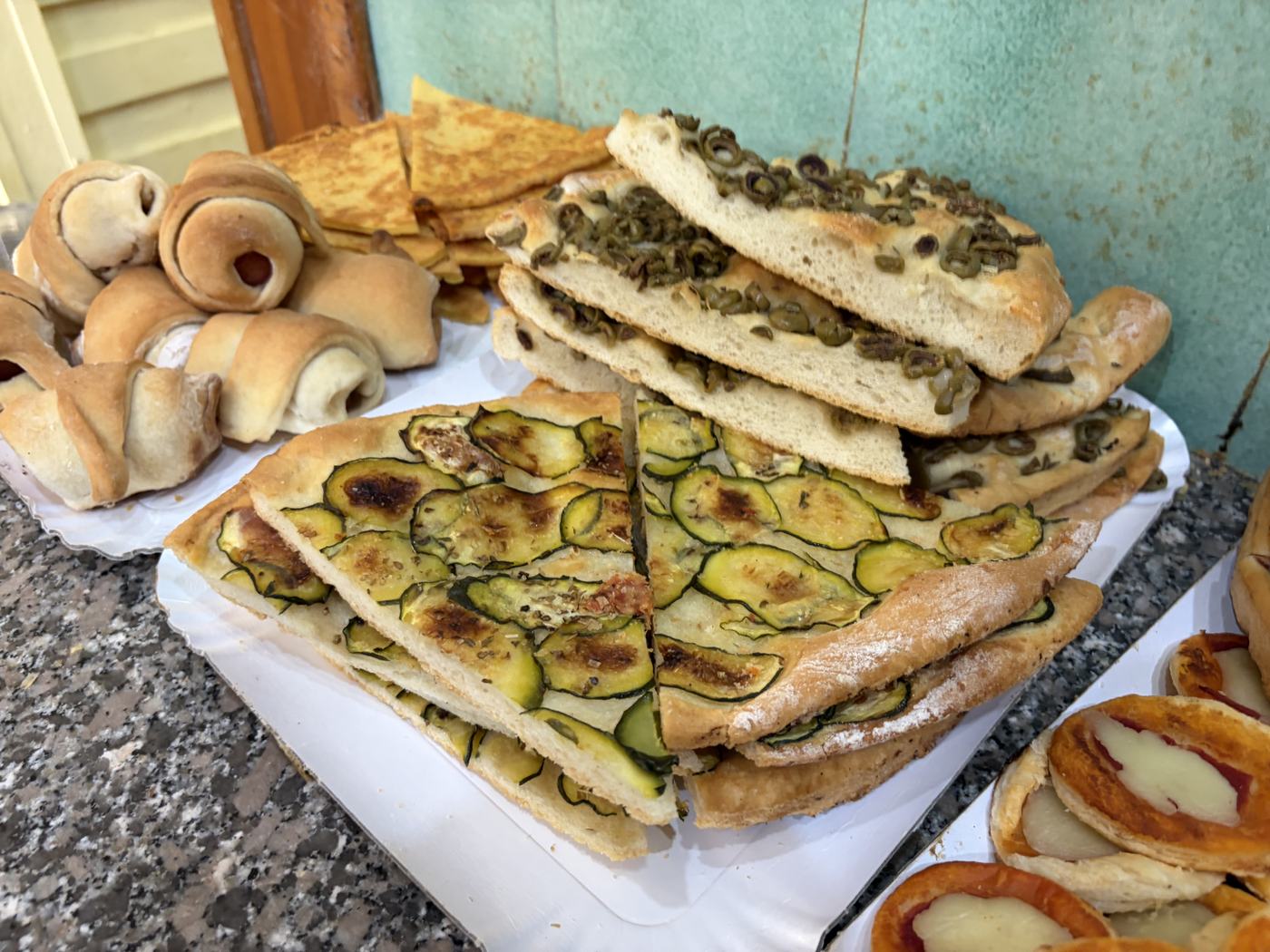 Focacce assortite in vetrina