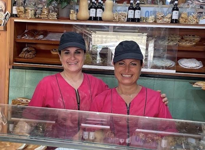 Il nostro team al bancone del Panificio La Spiga